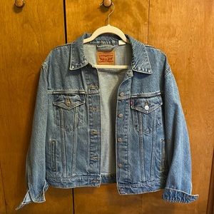 L levi’s jean jacket!!